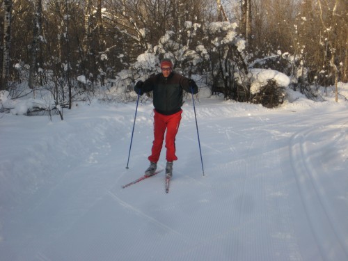 Ray Niemi skiing the SISU Course into town